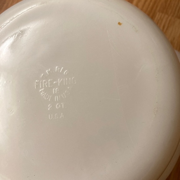 Vintage Fire King 2 Qt. Wheat Casserole Dish with lid. - Picture 3 of 3
